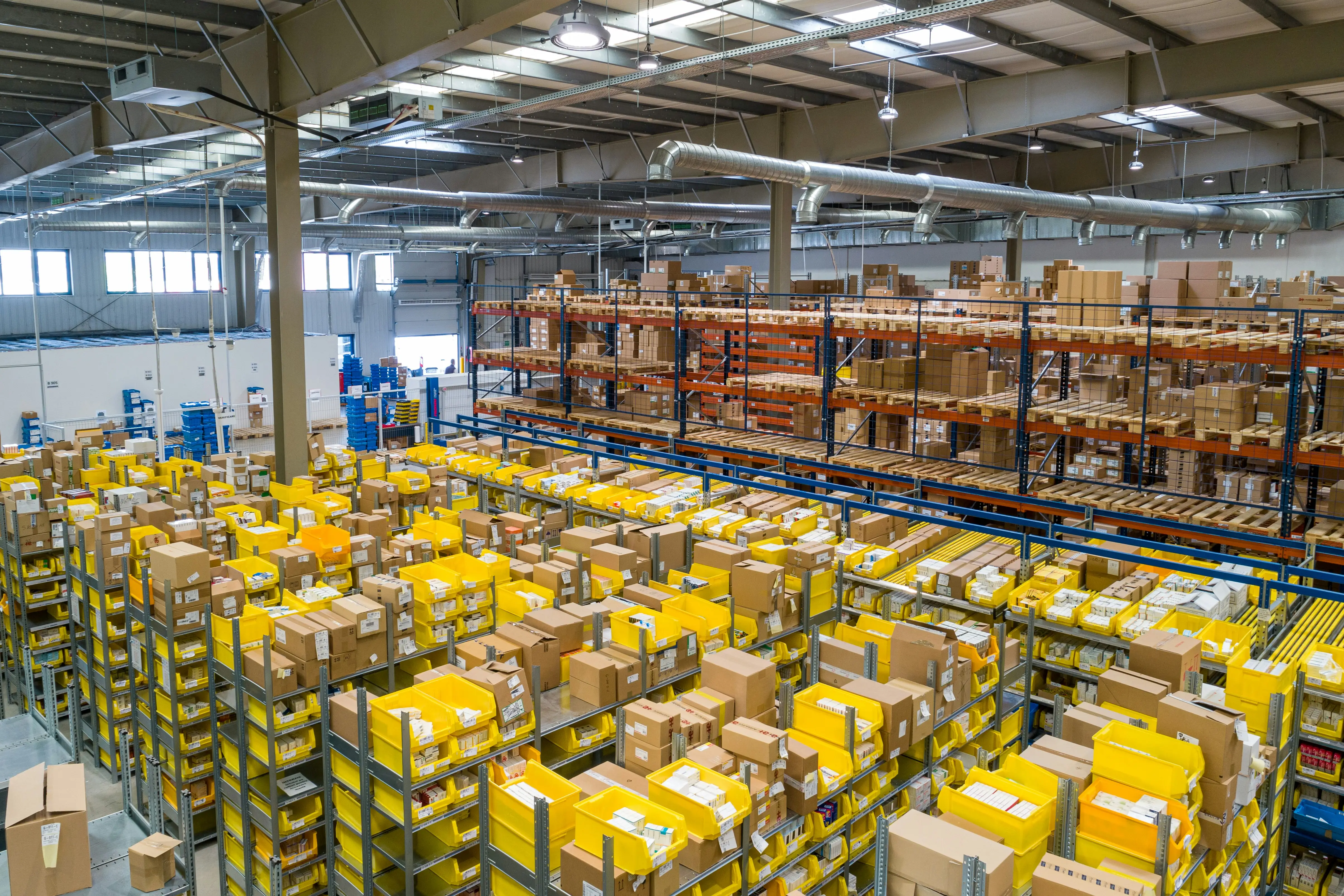 Depósito de distribución con estanterías cargadas de mercadería
